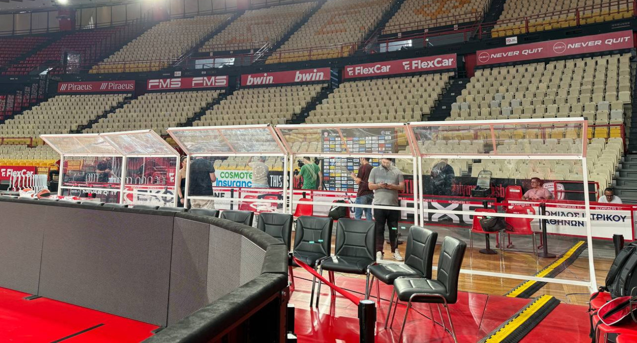 Το plexiglass που έχει τοποθετηθεί πίσω από τον πάγκο του «τριφυλλιού» στο ΣΕΦ