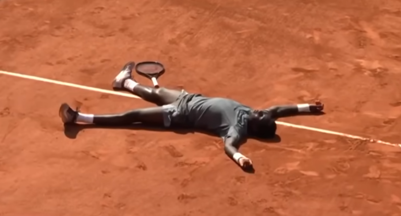 Ο Μοΐζ Κουαμέ στο χωμάτινο κορτ του Roland Garros / Screenshot