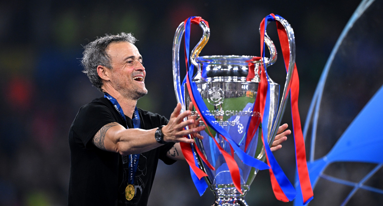 Ο Λουίς Ενρίκε με την κούπα του Champions League / Πηγή: Photo by Justin Setterfield/Getty Images