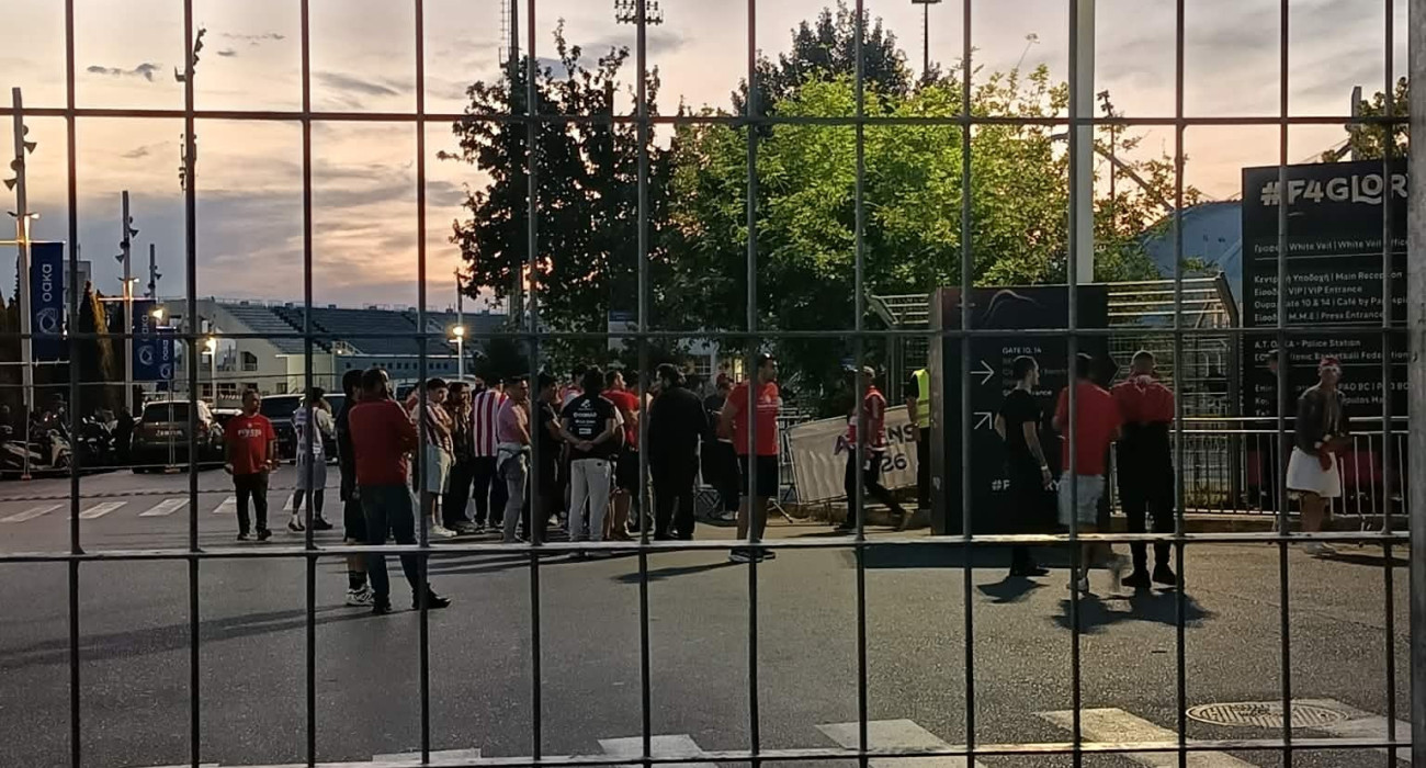 Πάνω από 2000 φίλοι του Ολυμπιακού διασκορπισμένοι χωρίς εισιτήρια εκτός γηπέδου