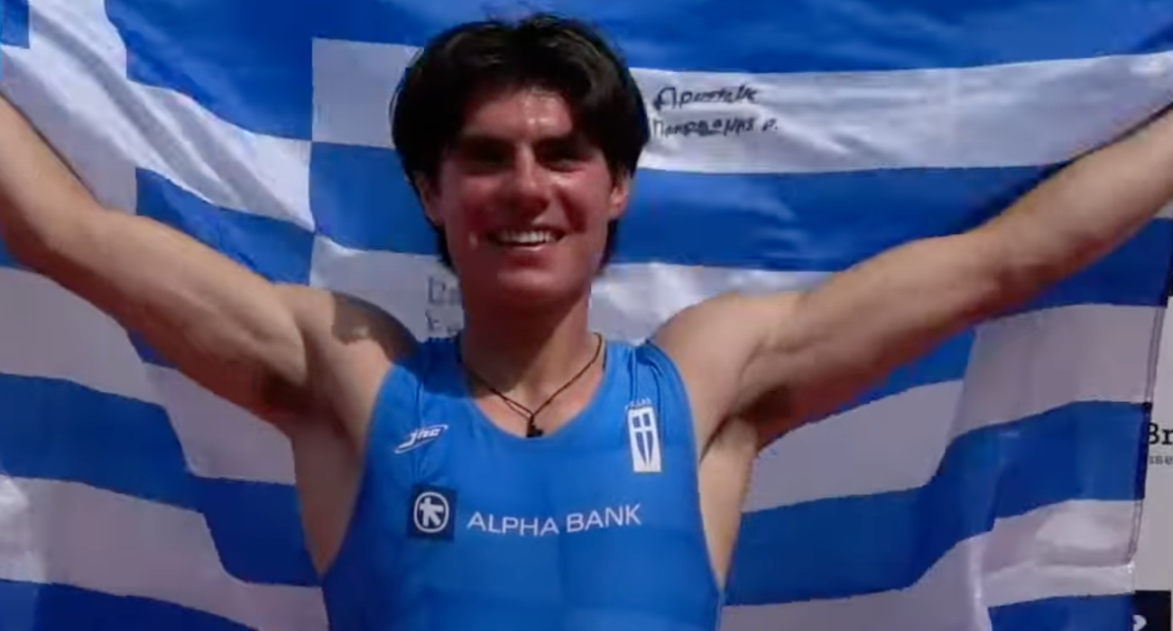 Ο Ιάσονας Μουσελίμης με την ελληνική σημαία στο βάθρο / Screenshot