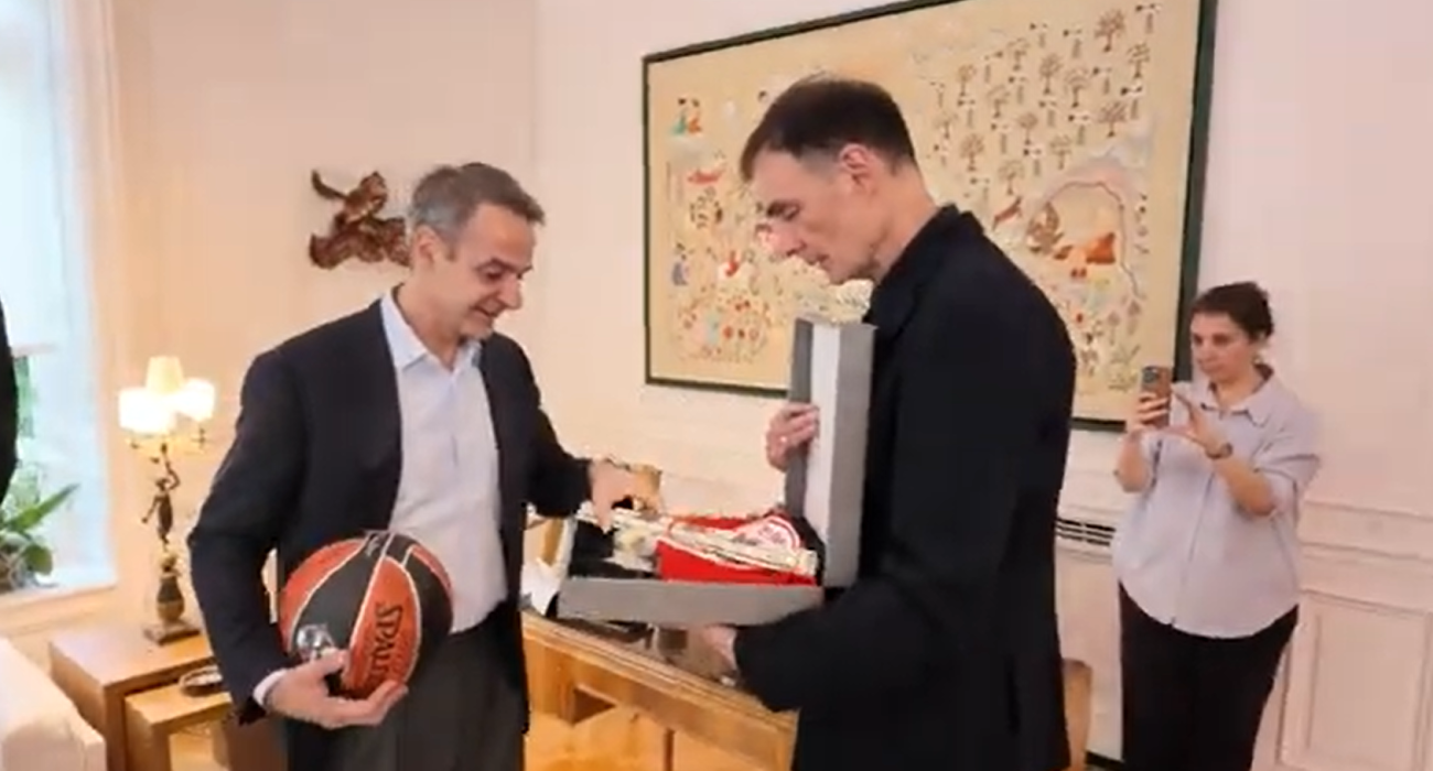 Ο «σκακιστής» και πρωθυπουργός: Ο Μπαρτζώκας έκανε δώρο σκάκι στον Μητσοτάκη (video)