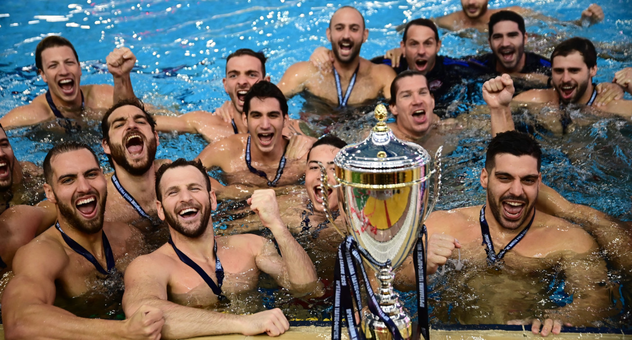 Οι παίκτες του Ολυμπιακού με το τρόπαιο στην πισίνα του κολυμβητηρίου του Πειραιά / Πηγή: Eurokinissi