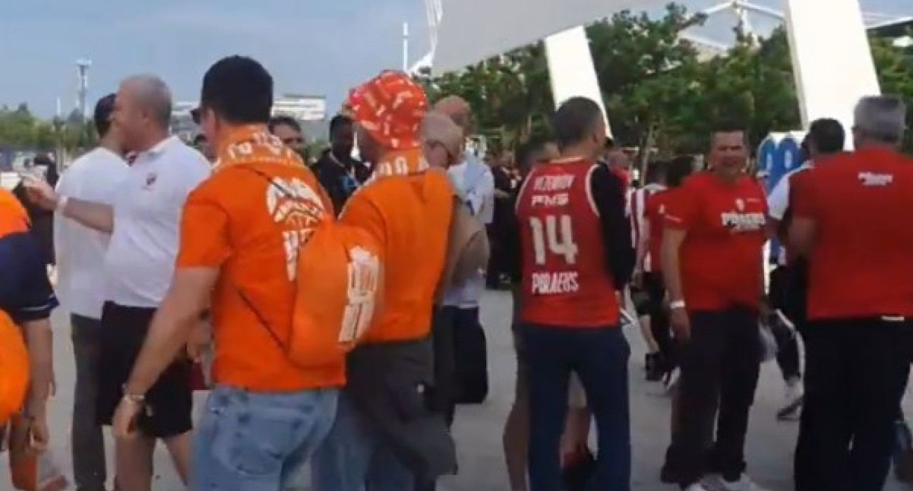 Φίλοι της Βαλένθια και του Ολυμπιακού έξω από το Telekom Center / Screenshot