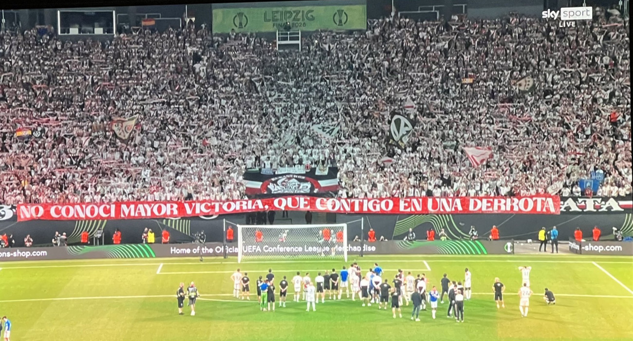 Πανό των οπαδών της Ράγιο Βαγιεκάνο/screenshot