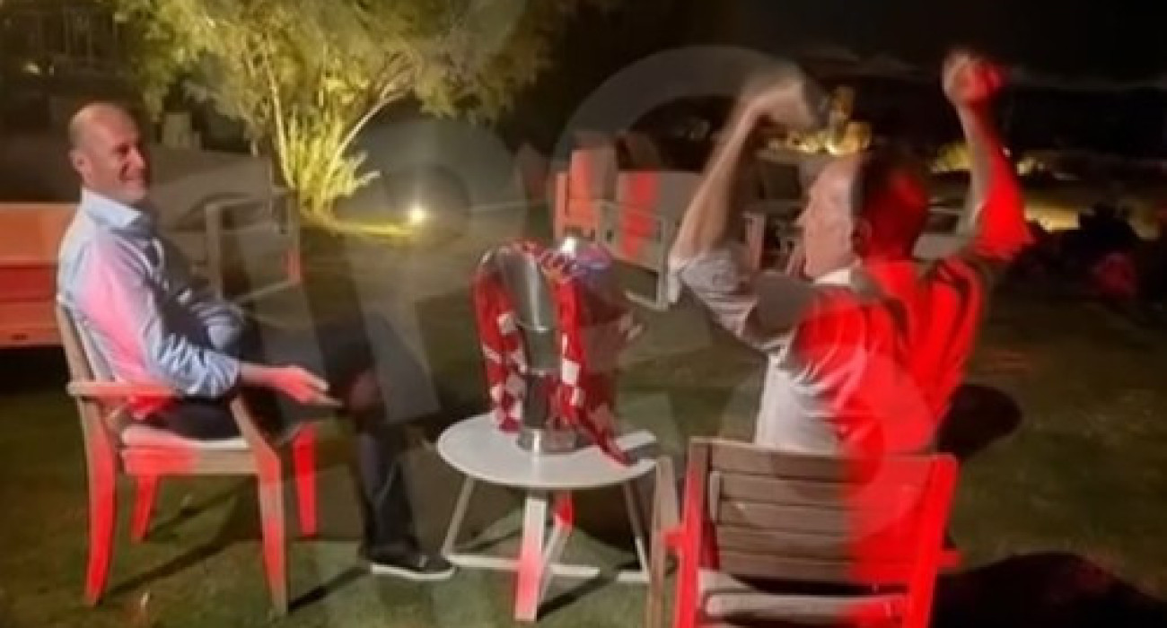 Οι αδελφοί Αγγελόπουλοι σε μία... αναπαράσταση με τραπεζάκι / Screenshot