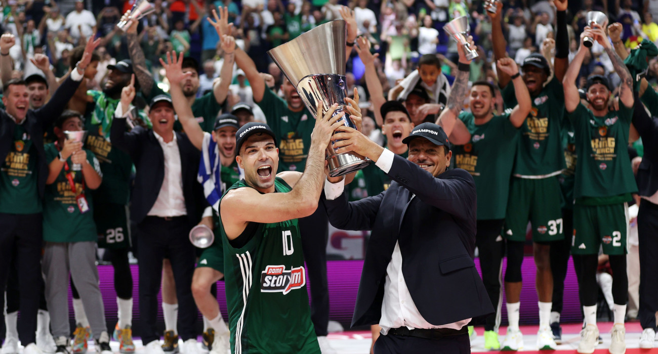 Κώστας Σλούκας και Εργκίν Αταμάν με το 7ο ευρωπαϊκό τρόπαιο του Παναθηναϊκού / Πηγή: Eurokinissi