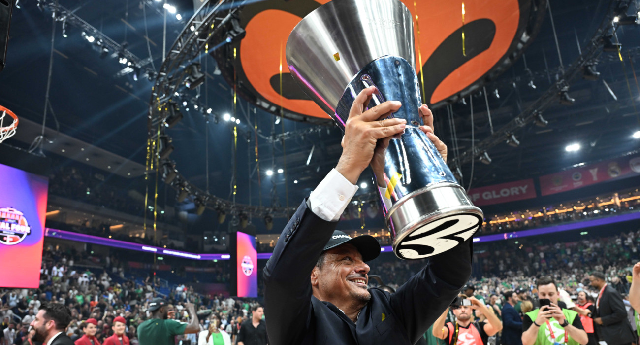 Ο κόουτς Αταμάν με την κούπα της EuroLeague στα χέρια του στο Βερολίνο / V.Stolis