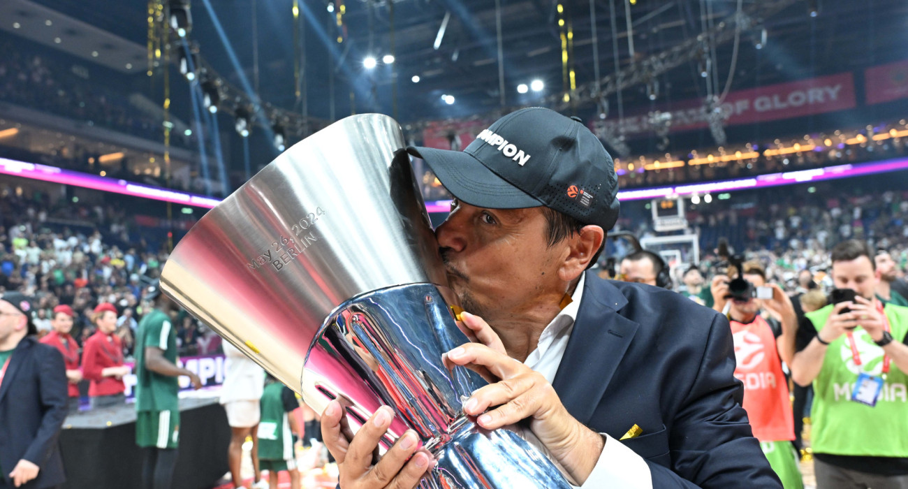 O Εργκίν Αταμάν με το τρόπαιο της EuroLeague στα χέρια / V.Stolis