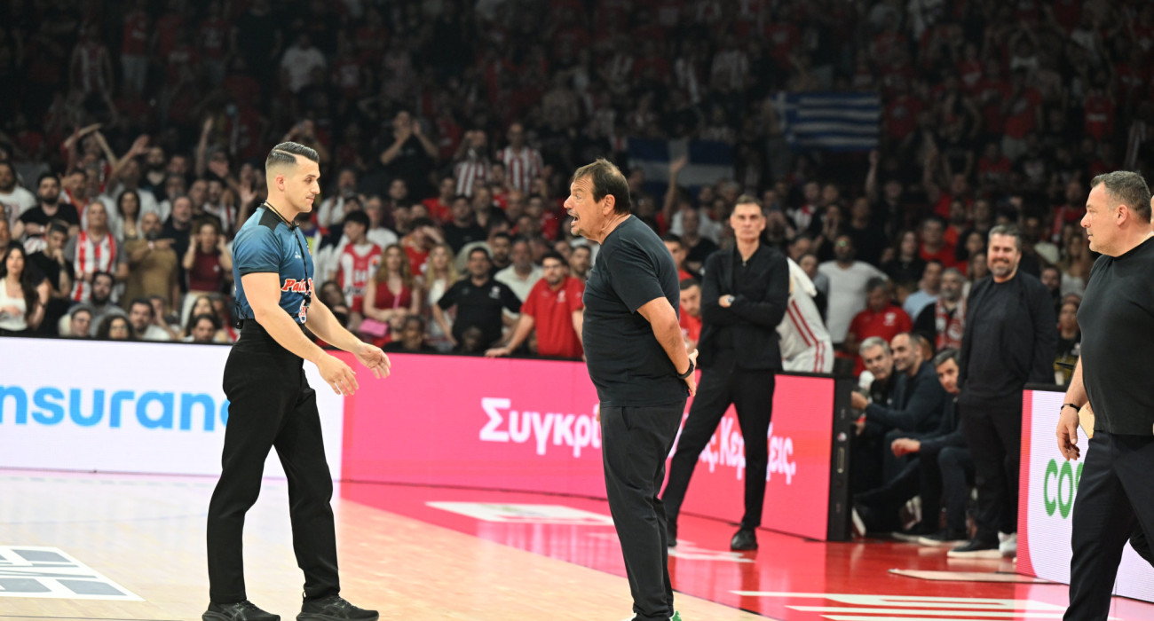 Βαγγέλης Στόλης / Ο Εργκίν Αταμάν διαμαρύρεται στον διαιτητή Τηγάνη