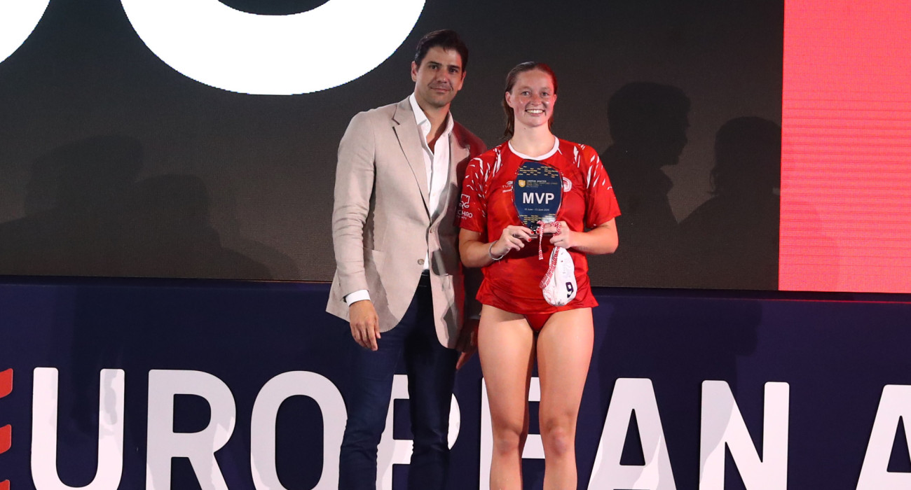 H Άμπι Άντριους με το βραβείο της MVP του Champions League/ Πηγή: Intime