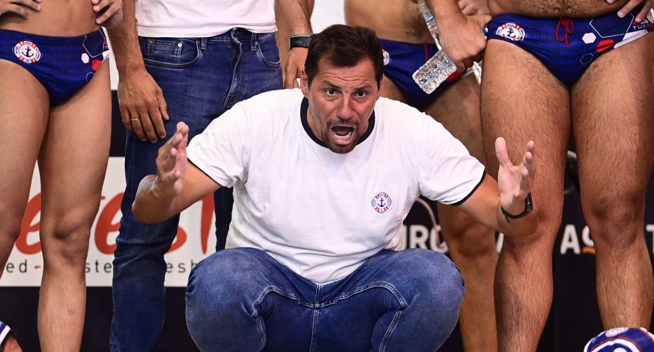 Ο Βλάντιμιρ Βουγιασίνοβιτς μιλά στους αθλητές της Βουλιαγμένης / Πηγή: Eurokinissi