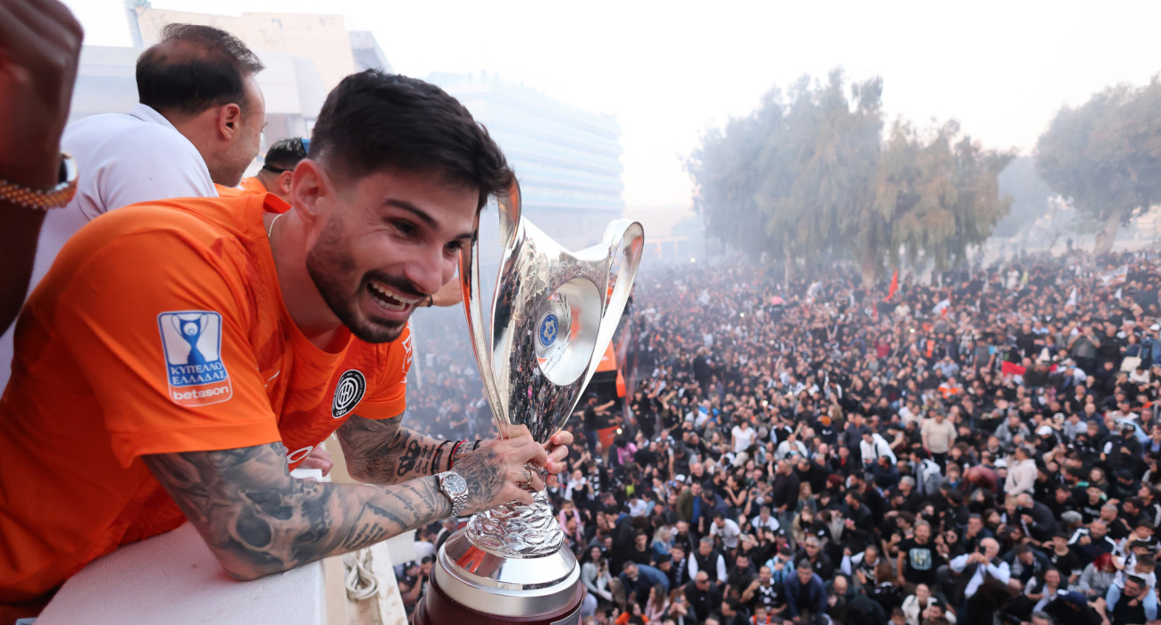 Ο Ταξιάρχης Φούντας με το Κύπελλο Ελλάδας Betsson στα χέρια του / Πηγή: Eurokinissi
