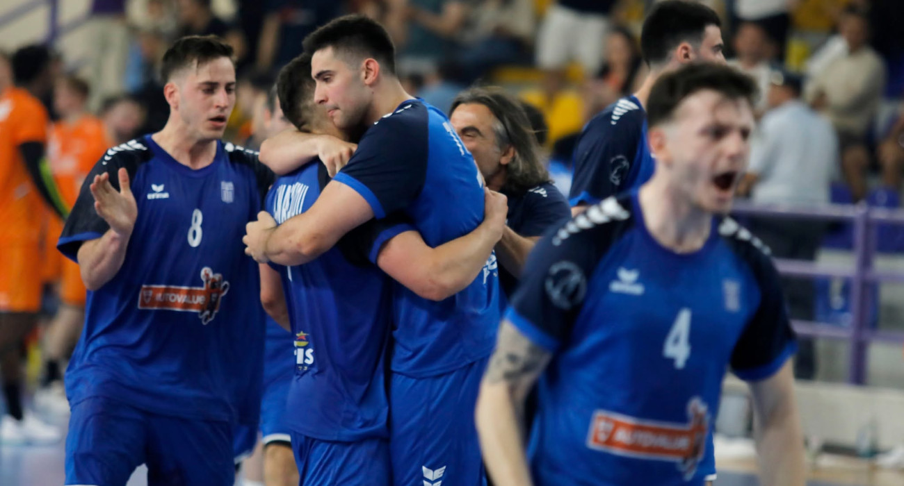 Η Εθνική χάντμπολ ανδρών σε πανηγυρισμούς / Πηγή: OXE