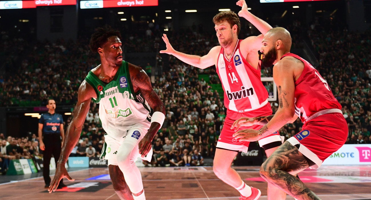 Οι τρεις... ακούραστοι του Game 4: Χέιζ-Ντέιβις, Βεζένκοφ και Φουρνιέ - Πηγή: Eurokinissi