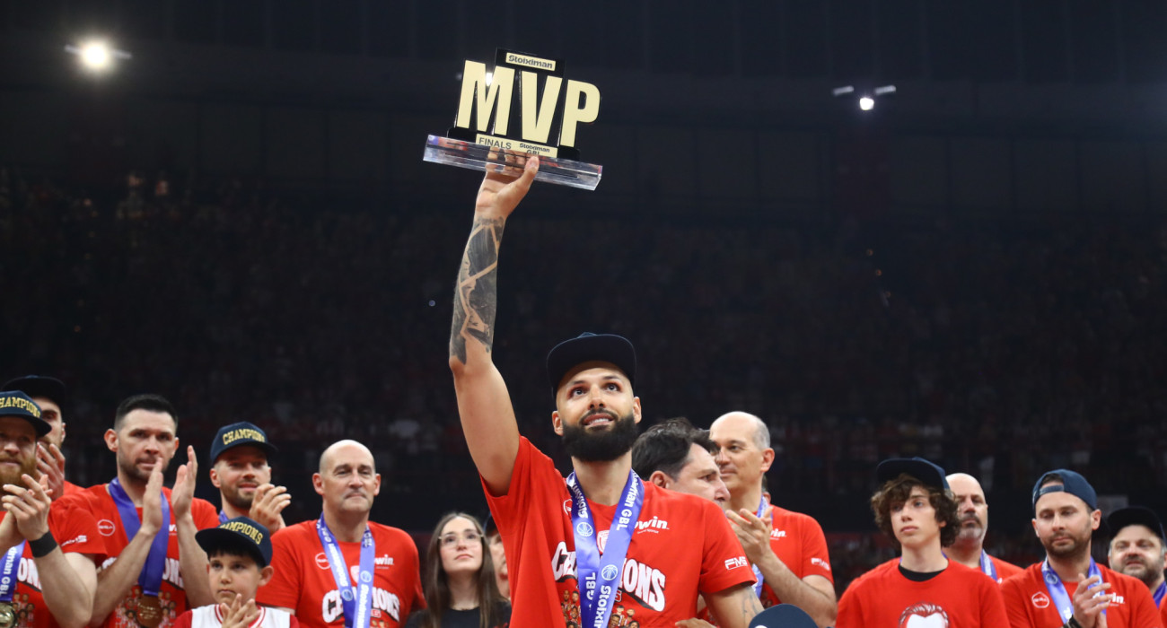Ο Εβάν Φουρνιέ με το βραβείο MVP των τελικών της Stoiximan GBL, Πηγή: Eurokinissi