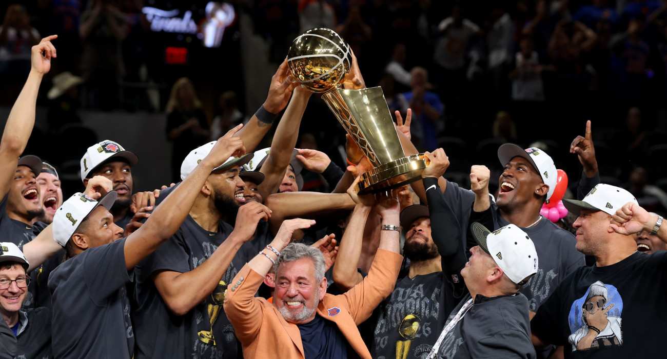 Oι Νιου Γιορκ Νικς αγκαλιά με το τρόπαιο του NBA / Πηγή:  Gregory Shamus/Getty Images)