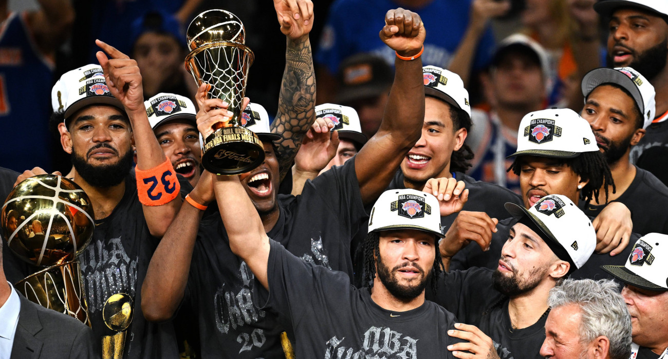 Ο Τζέιλεν Μπράνσον αγκαλιά με το τρόπαιο του MVP των τελικών του NBA / Πηγή: IMAGO / Xinhua