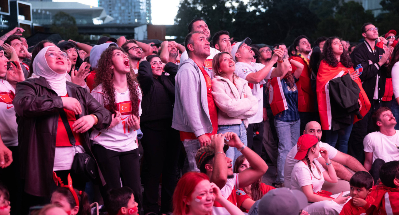 Τούρκοι οπαδοί παρακολουθούν τον αγώνα με την Αυστραλία για το Μουντιάλ 2026 / Πηγή: Imago