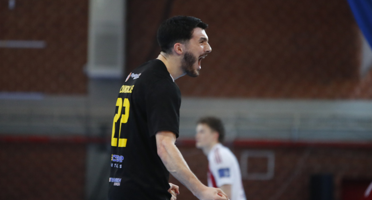 Ο Αλέξανδρος Κουκουλάς στους τελικούς της Handball Premier με τον Ολυμπιακό / Πηγή: Eurokinissi