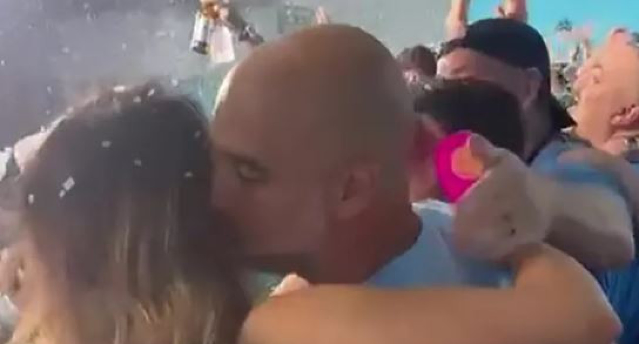 Η παρουσιάστρια Νάταλι Πάικ δημοσίευσε βίντεο στο οποίο είναι αγκαλιά με τον Γκουαρδιόλα/Screenshot