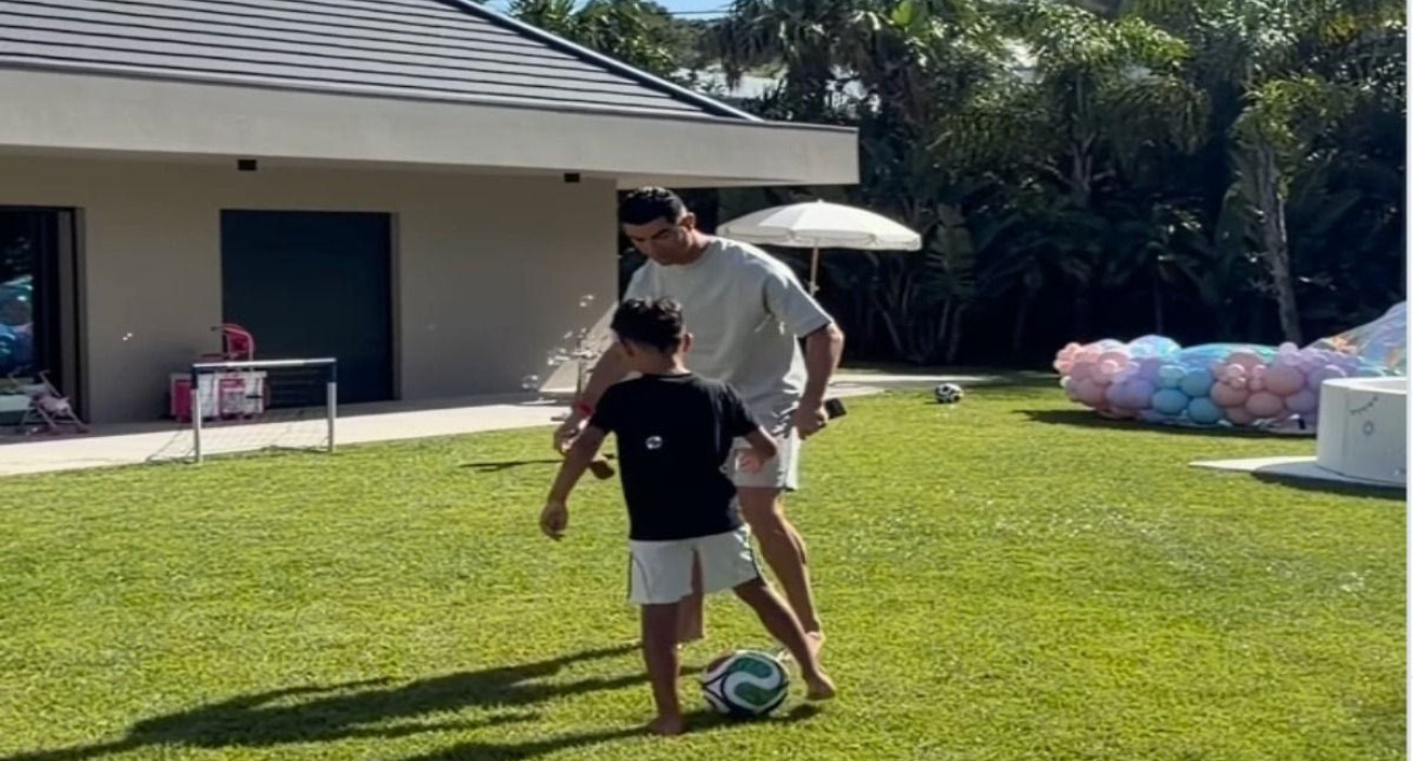 «Like father, like son»: Ο Κριστιάνο Ρονάλντο μαθαίνει... μπαλίστα στον 8χρονο γιο του (video)
