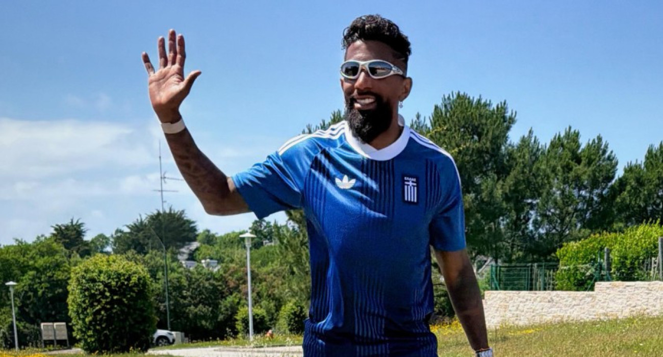 Ο Ροντινέι με φανέλα της Εθνικής Ελλάδας / Πηγή: pretinhorodi_oficial