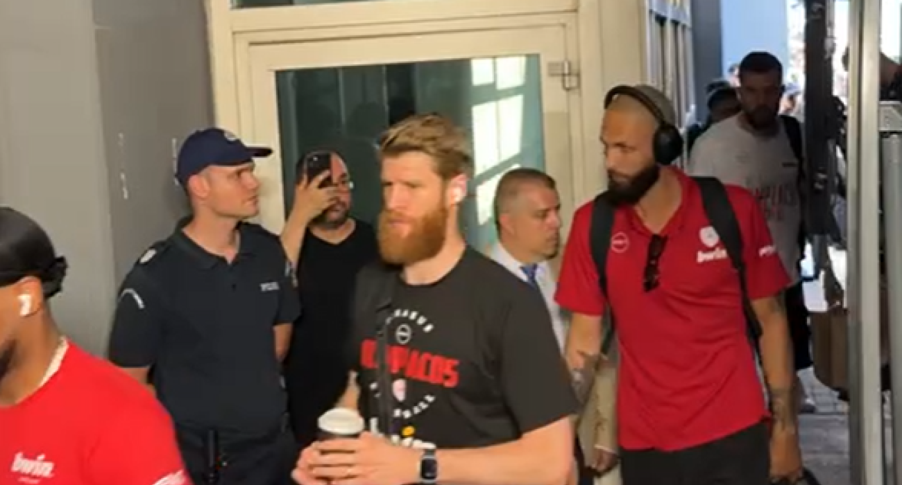 Η άφιξη του Ολυμπιακού στο T-Center για τον δεύτερο τελικό της Stoiximan GBL (video)