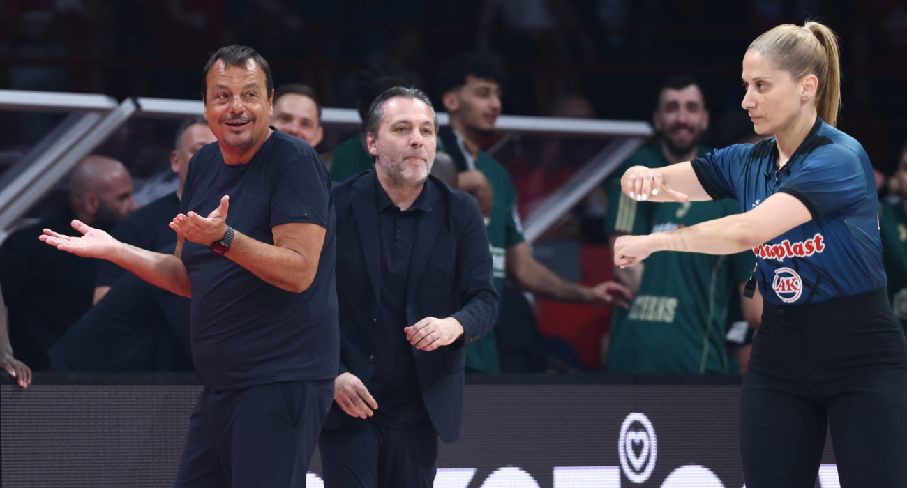 Ο Εργκίν Αταμάν διαμαρτύρεται για την απόφαση της Τσαρούχα / Πηγή: Intime