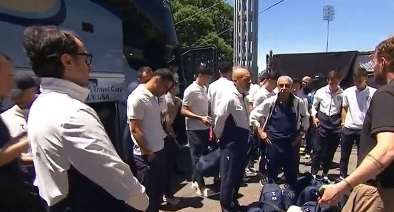 Τα μέλη της Εθνικής Ουζμπεκιστάν κατά τη διάρκεια του ελέγχου στον οποίο υποβλήθηκαν πριν το φιλικό με την Ολλανδία / screenshot