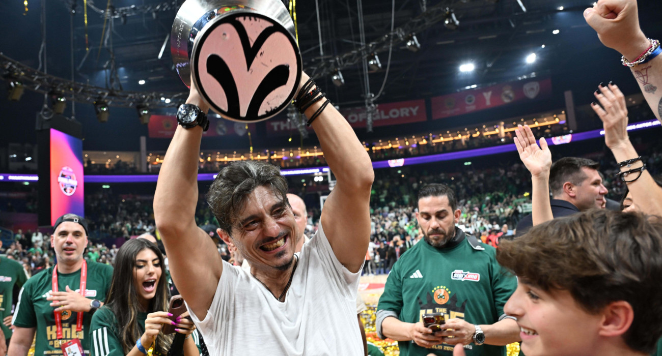 Ο Δημήτρης Γιαννακόπουλος με το τρόπαιο της EuroLeague στα χέρια / V.Stolis