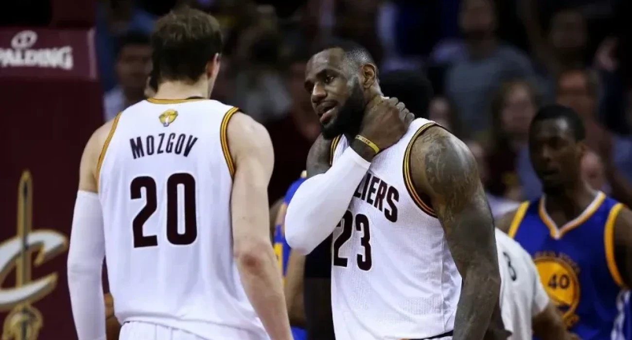 Τιμοφέι Μοζγκόφ και ΛεΜπρόν Τζέιμς - Πηγή; Cleveland Cavaliers
