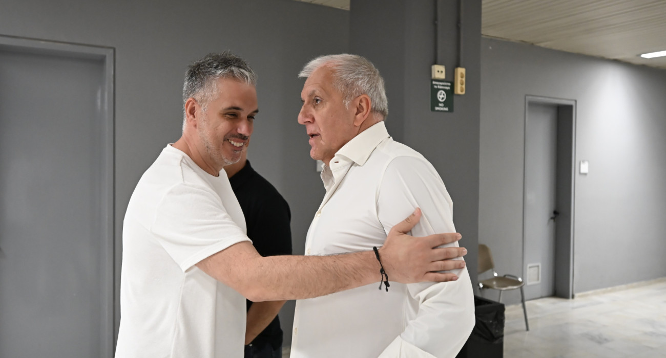 Ο Δημήτρης Κοντός κατά την άφιξη του Ζέλικο Ομπράντοβιτς / Πηγή: Stolis. gr
