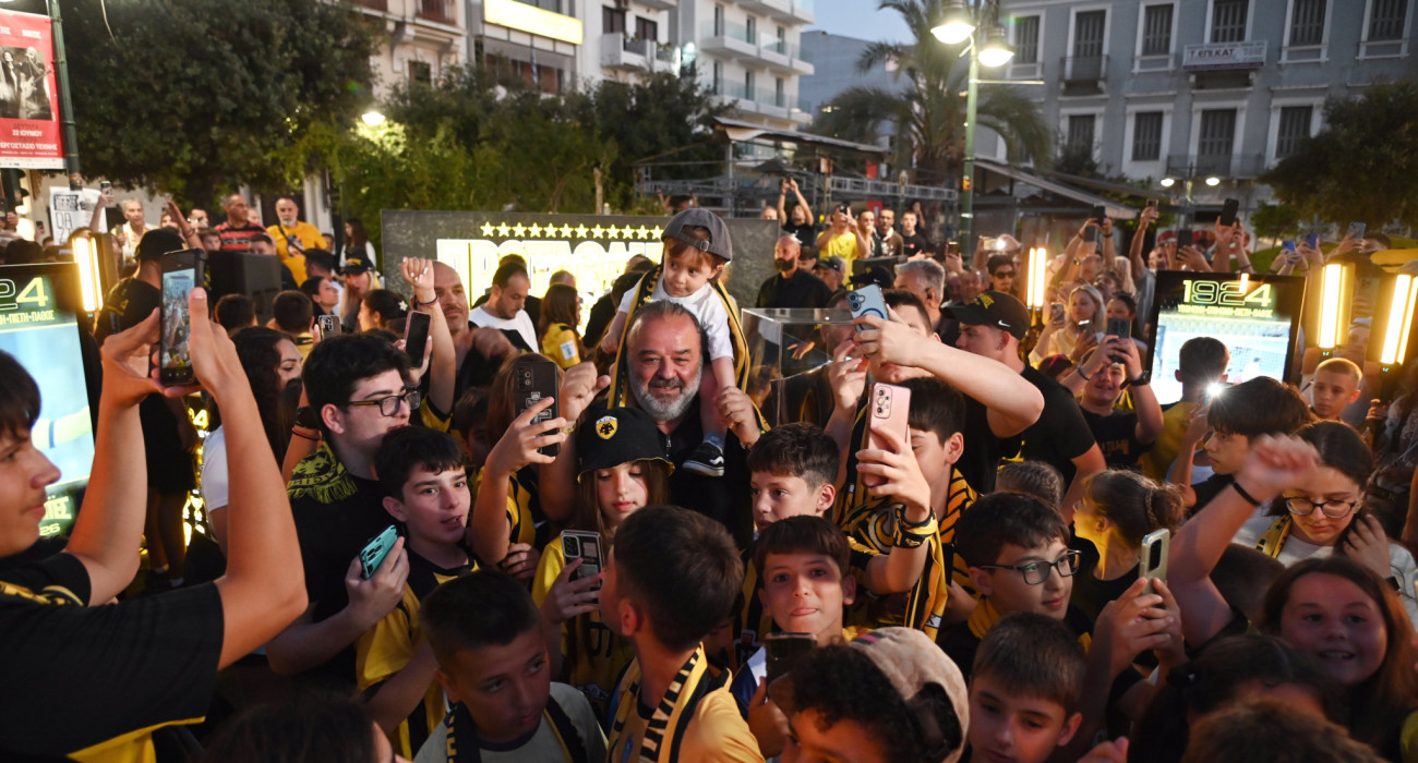 Ο ιδιοκτήτης της ΠΑΕ ΑΕΚ, Μάριος Ηλιόπουλος, με παιδιά στην Πάτρα / Πηγή: Intime