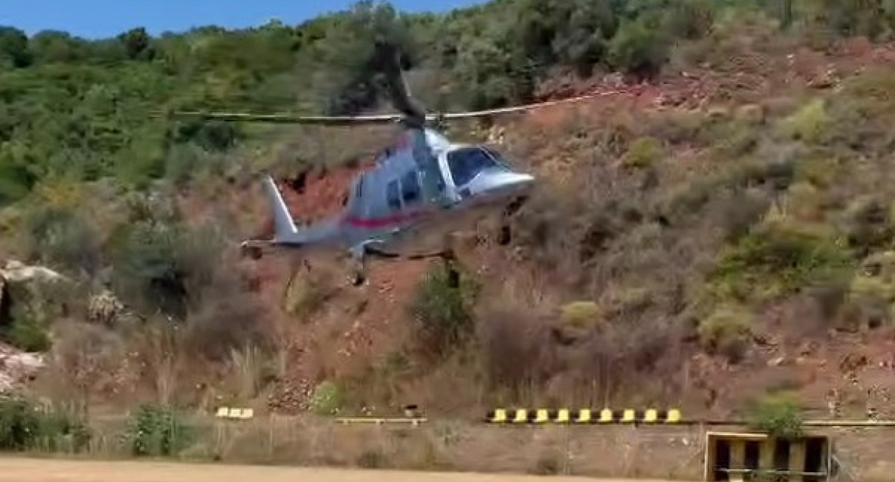 Ο Μάριος Ηλιόπουλος προσγειώνεται με ελικόπτερο στη Λογγά Μεσσηνίας / screenshot