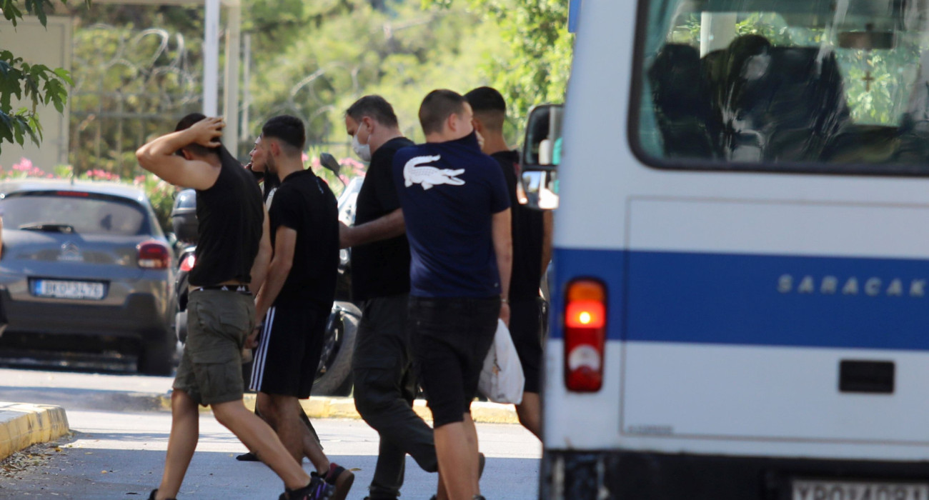 Οι συλληφθέντες ανήλικοι για το οπαδικό επεισόδιο στην Καλλιθέα κατά τη μεταγωγή τους στον εισαγγελέα / Πηγή: Intime