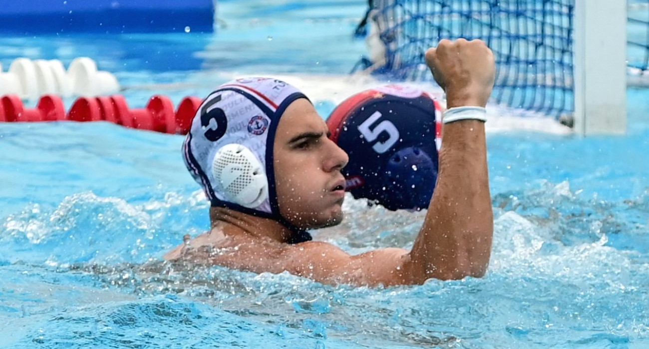 Ο Χαράλαμπος Τρούλος πανηγυρίζει στον αγώνα της Βουλιαγμένης με τον Ολυμπιακό / Πηγή: Intime