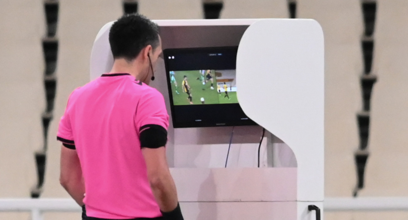 Έλληνας διαιτητής στο VAR / Πηγή: Intime