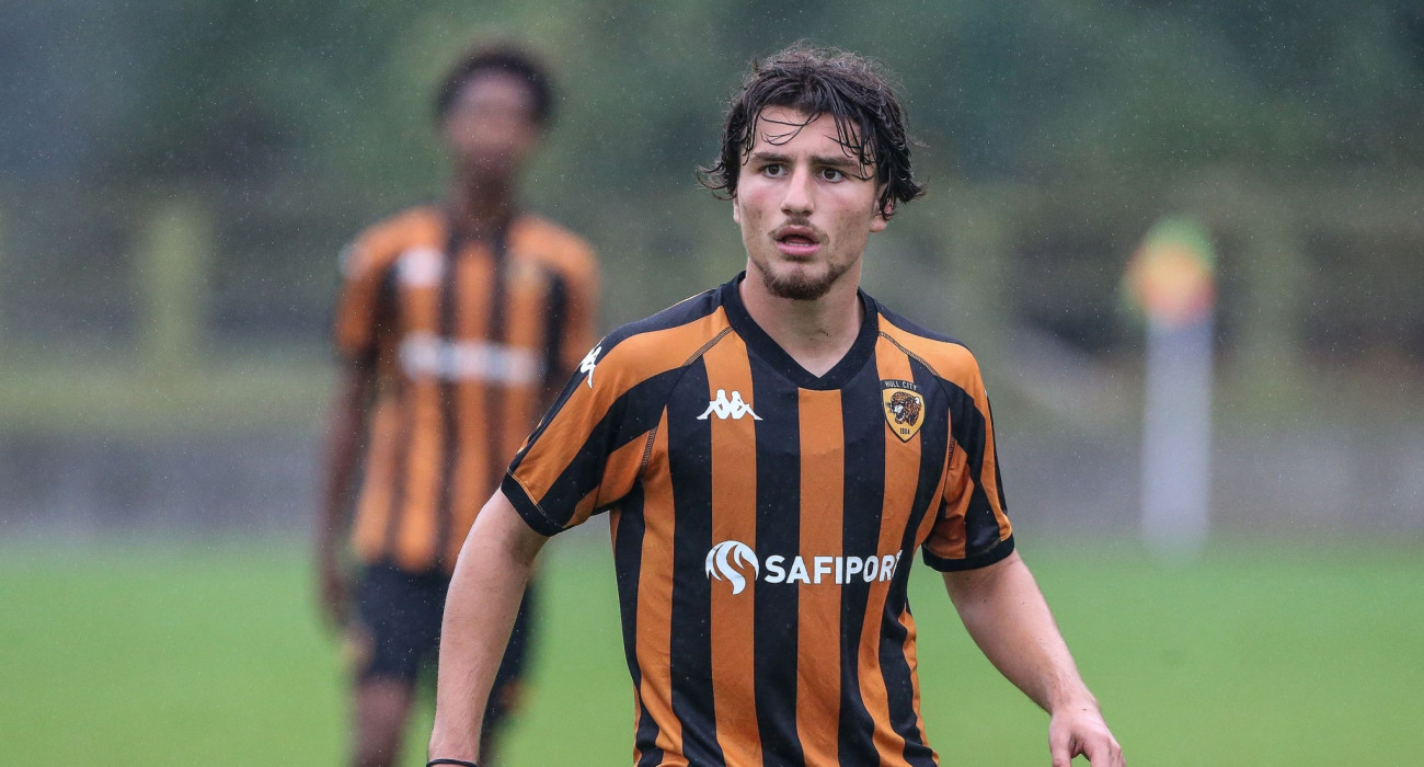 Ο Άιντον Σέχου με τη φανέλα της Χαλ / Πηγή: wearehullcity