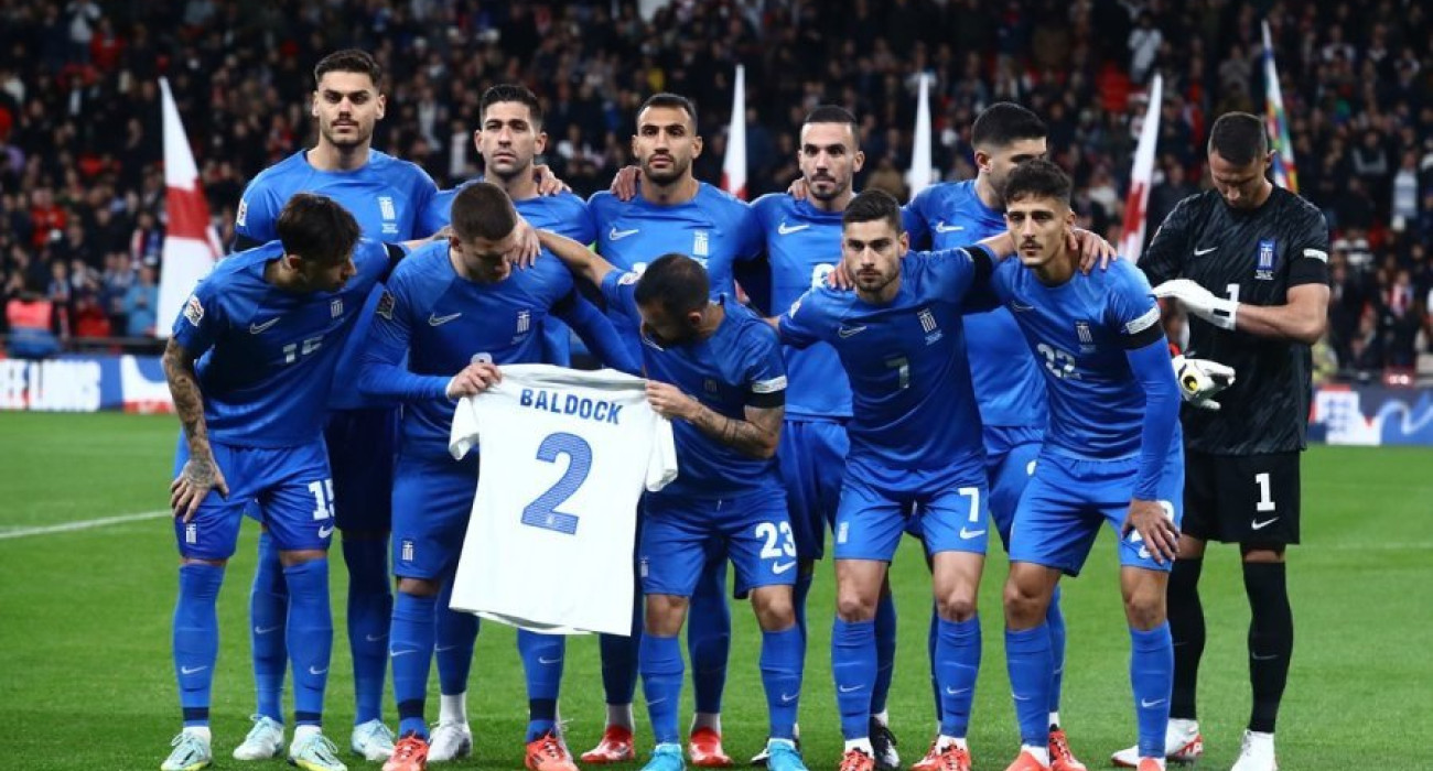 Οι παίκτες της Εθνικής Ελλάδας κρατάνε τη φανέλα του Τζορτζ Μπάλντοκ/Intime