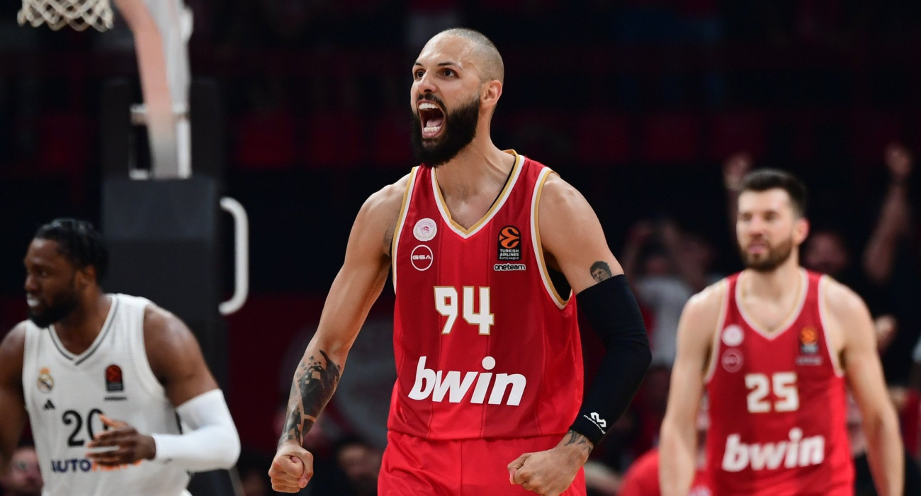 Ο Ολυμπιακός... 2-0, μία ανάσα από το Άμπου Nτάμπι!