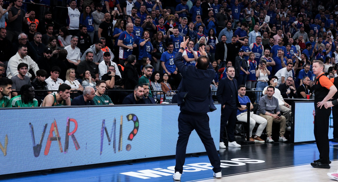 Ο Αταμάν αποχώρησε έξαλλος πριν τελειώσει το ματς και έδειχνε τα Ευρωπαϊκά που πήρε με την Εφές! (video)