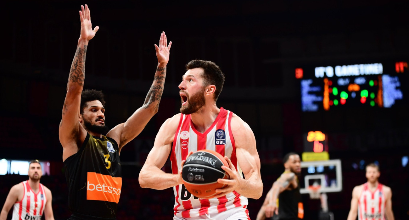 Ο Ολυμπιακός χωρίς Φουρνιέ, Βεζένκοφ πήρε το «θρίλερ» κόντρα στην ανταγωνιστική ΑΕΚ