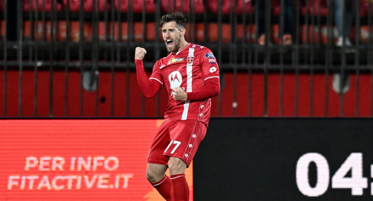 Ο Γιώργος Κυριακόπουλος πανηγυρίζει με την φανέλα της Μόντσα. / Πηγή: Getty Images