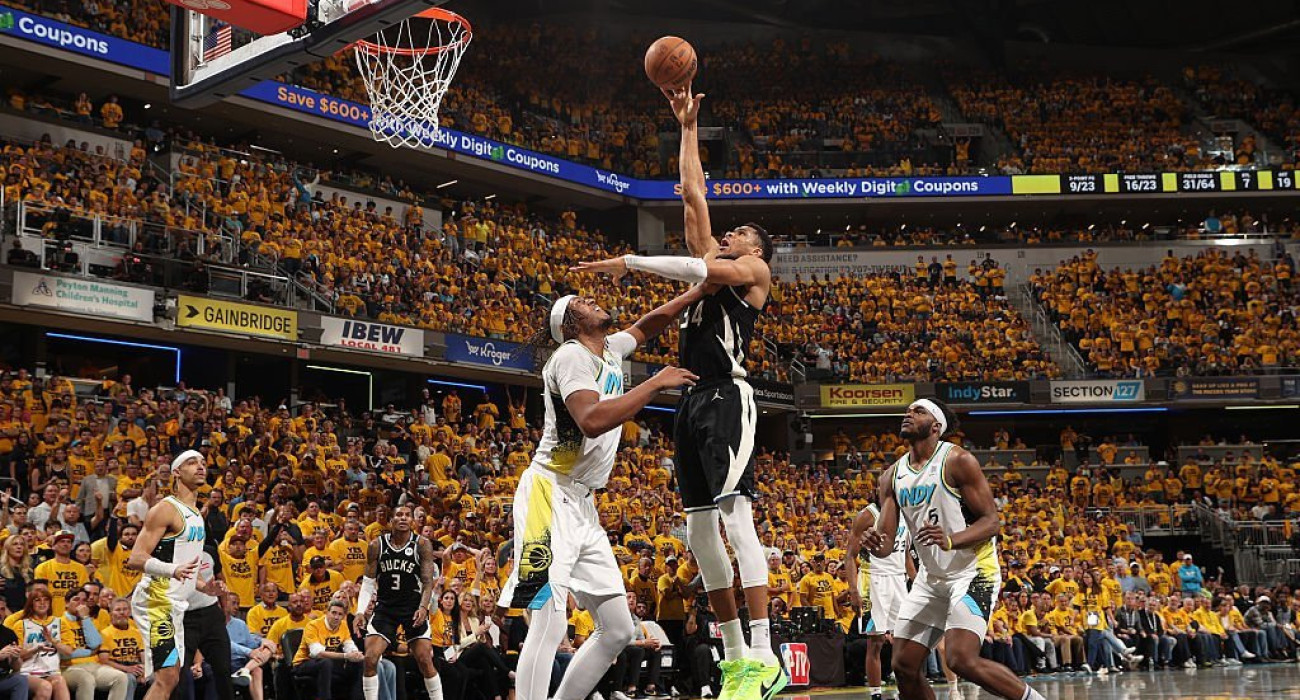 Αδιανόητο χαρακίρι των Μπακς και... αποκλεισμός παρά το triple double του Γιάννη