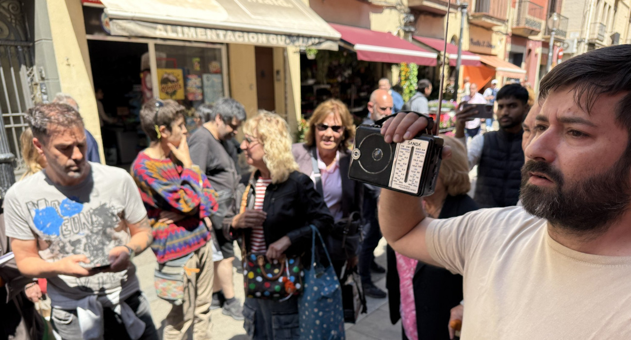 Ιδιοκτήτης μπαρ στην Ισπανία κρατάει αναλογικό ραδιόφωνο για να ενημερωθεί ο κόσμος για το black out στην Ισπανία. / Πηγή: Getty Images