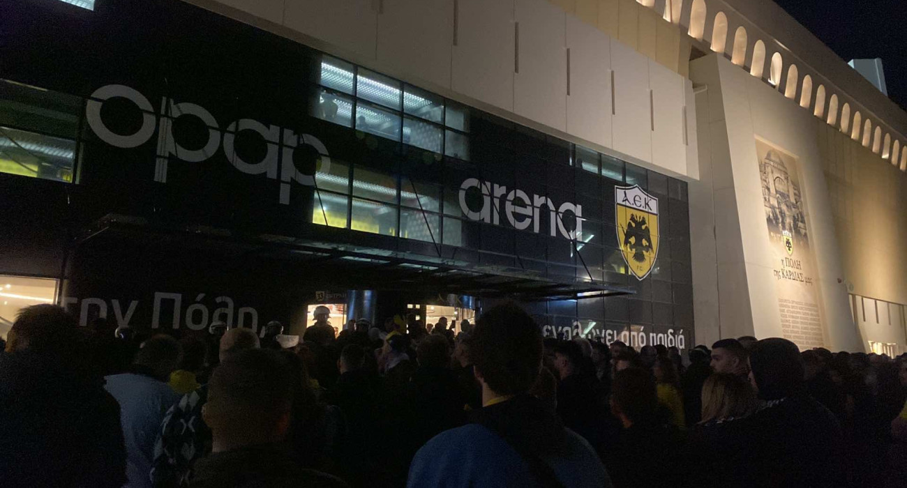 Δύσκολη νύχτα στη Νέα Φιλαδέλφεια - Κόσμος έξω από τα επίσημα