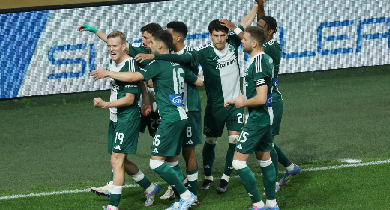 Οι παίκτες του Παναθηναϊκού. πανηγυρίζουν τη μεγάλη νίκη τους στην OPAP Arena - ΠΗΓΗ: INTIME