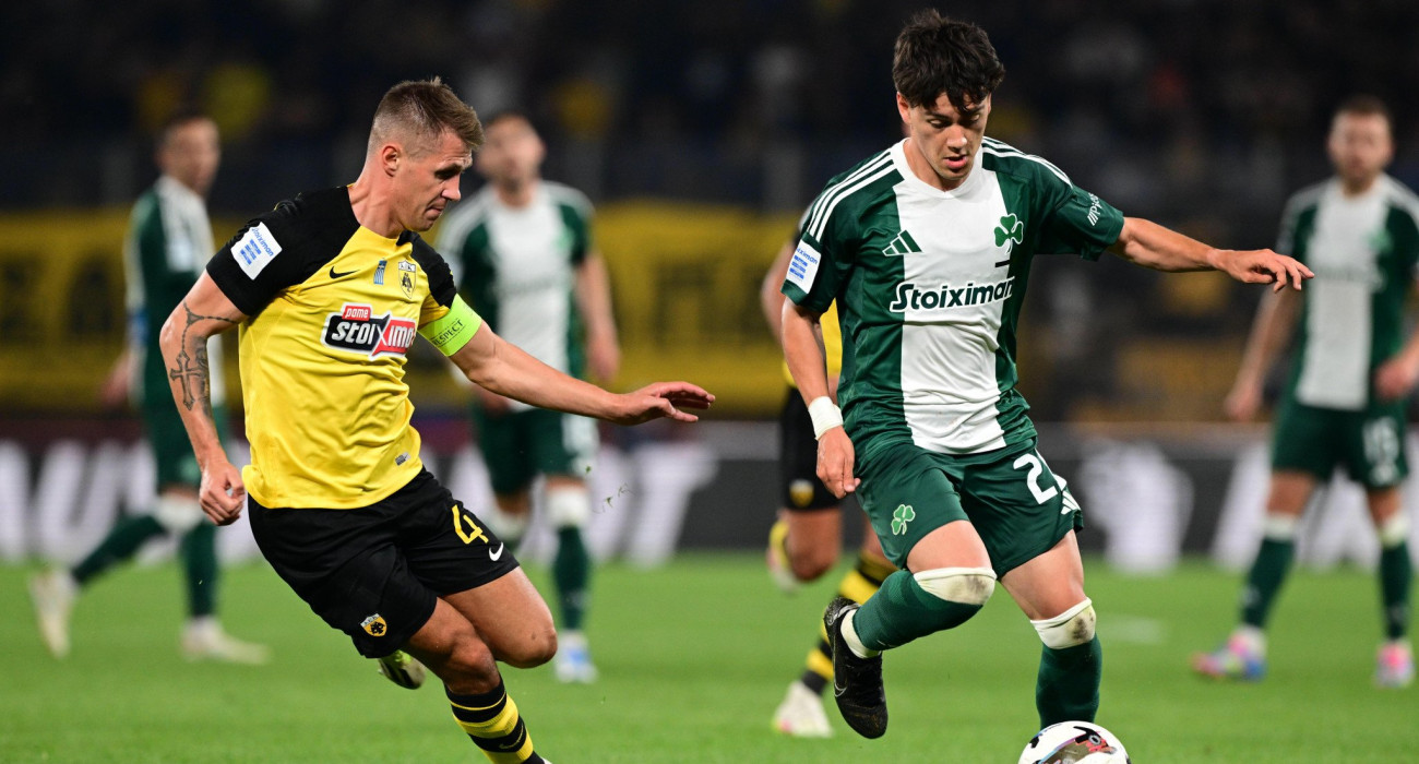 Ο Φακούντο Πελίστρι σε μονομαχία με τον Νταμιάν Σιμάνσκι της ΑΕΚ - ΠΗΓΗ: Eurokinissi