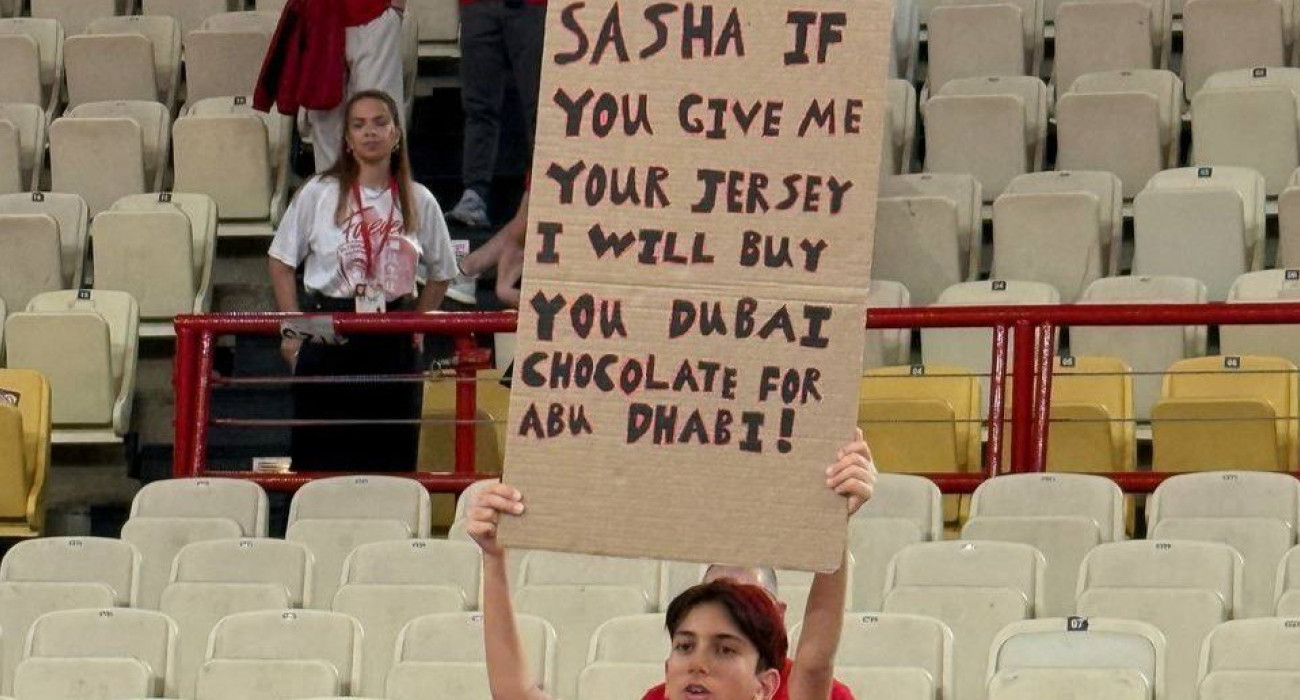 Ο Βεζένκοφ μπήκε στο ΣΕΦ με... Dubai Chocolate και «MVP» (video)